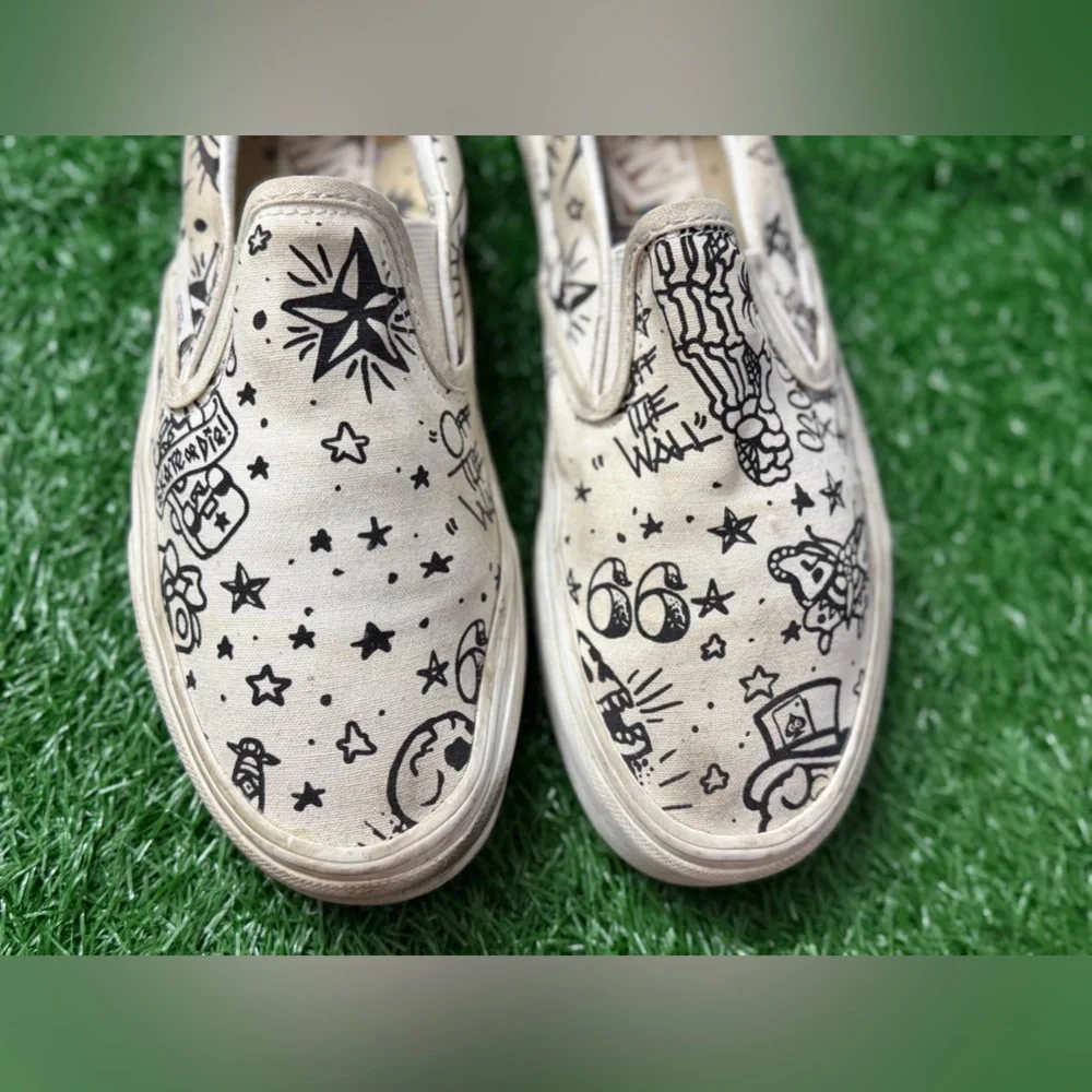Vans Unisex White Slip-On Shoes with Black‎ Graphic Design Size M-6.5 W-8